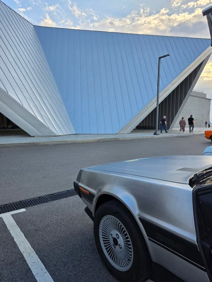 В Санкт-Петербурге на продажу выставили культовый автомобиль DeLorean DMC-12