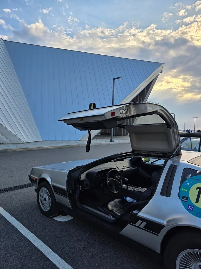 В Санкт-Петербурге на продажу выставили культовый автомобиль DeLorean DMC-12