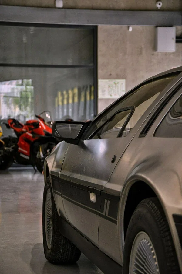 В Санкт-Петербурге на продажу выставили культовый автомобиль DeLorean DMC-12