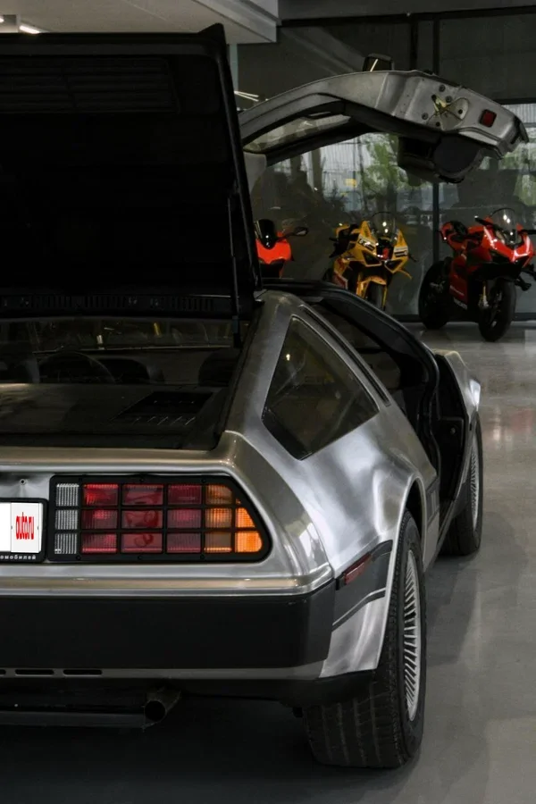 В Санкт-Петербурге на продажу выставили культовый автомобиль DeLorean DMC-12