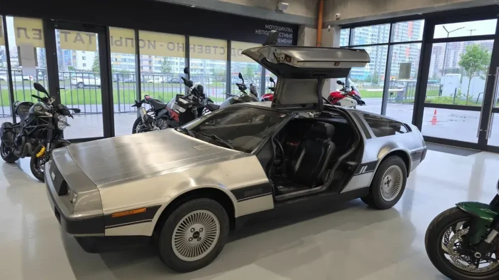 В Санкт-Петербурге на продажу выставили культовый автомобиль DeLorean DMC-12