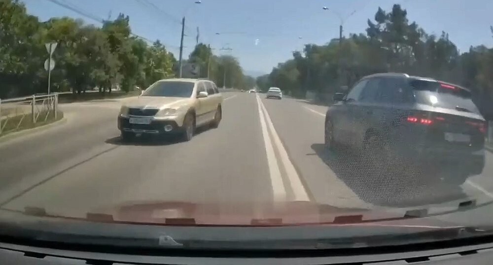 Очень обиделся и вытолкнул на встречную полосу