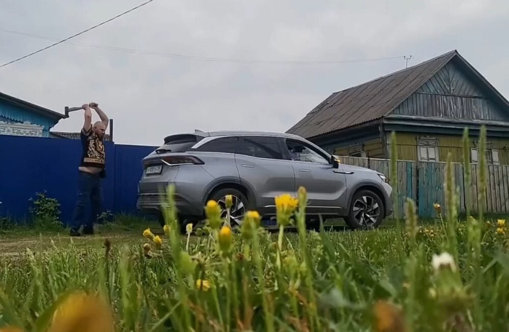 В отместку соседу изрубил топором новый автомобиль