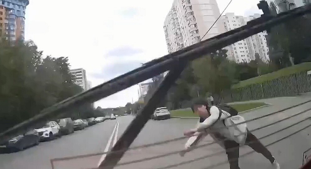 Подкараулил и бросился под автобус