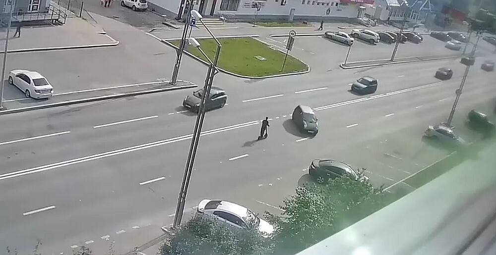 Встреча электросамокатчика с поворачивающим автомобилем