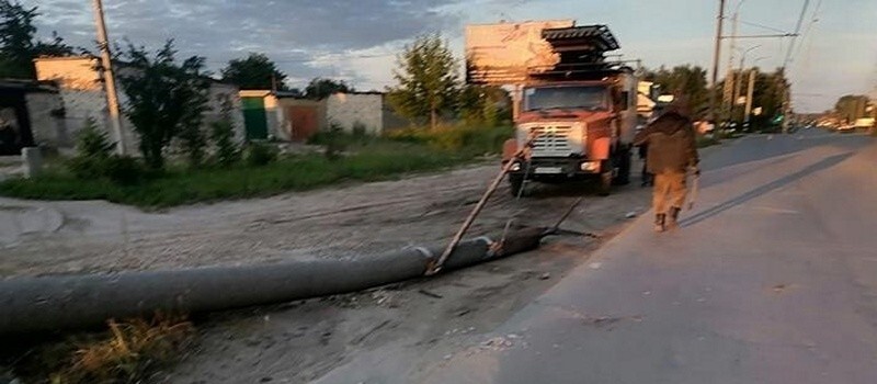 Сбил 2 столба и раскидал пассажиров