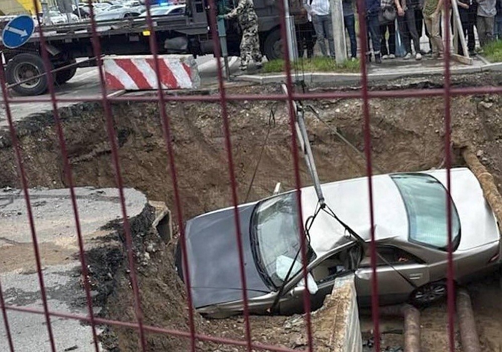 Синяя компания улетела в котлован