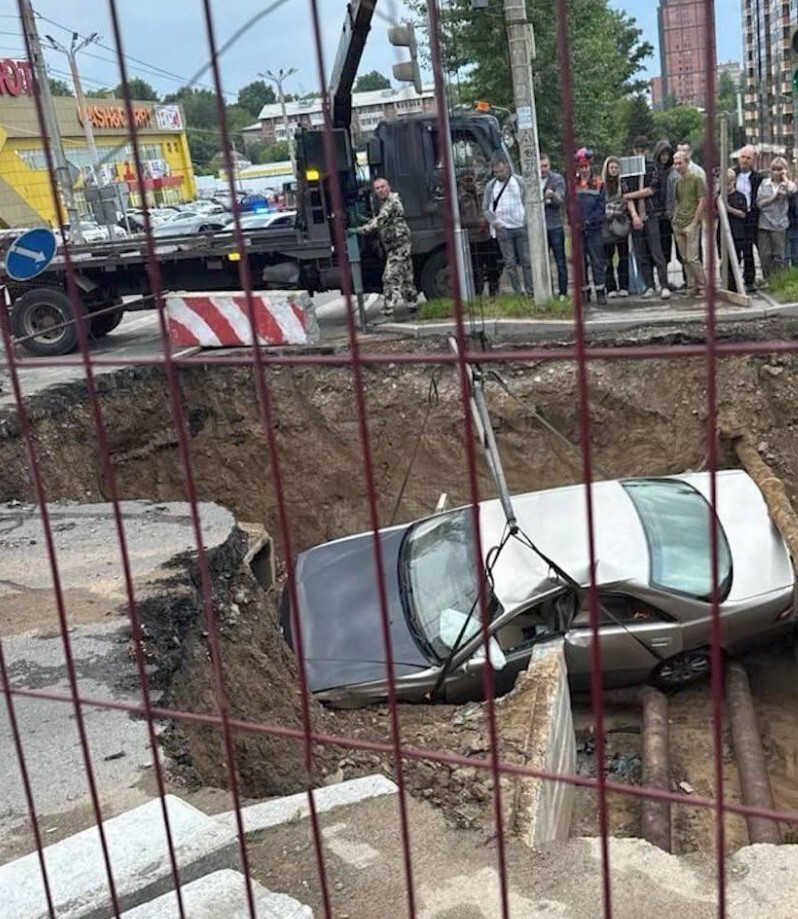 Синяя компания улетела в котлован