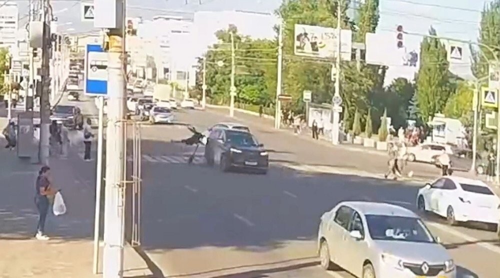 Самокатчик влетел в автомобиль
