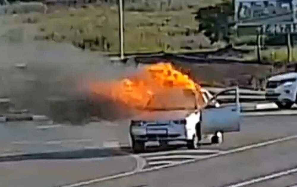 Автомобиль загорелся во время движения