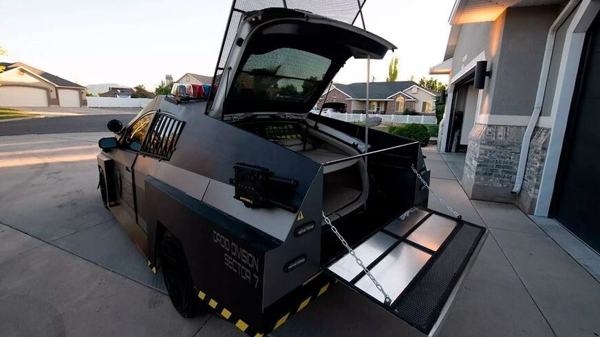 Toyota Prius превратили в копию Cybertruck в США