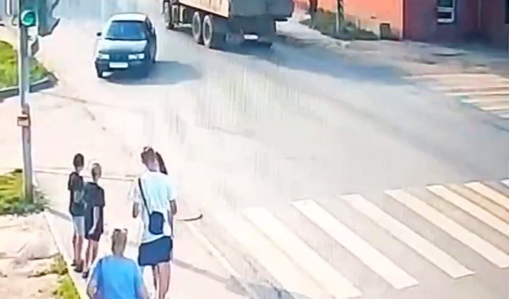 Пьяный водитель сбил подростков на тротуаре в Энгельсе