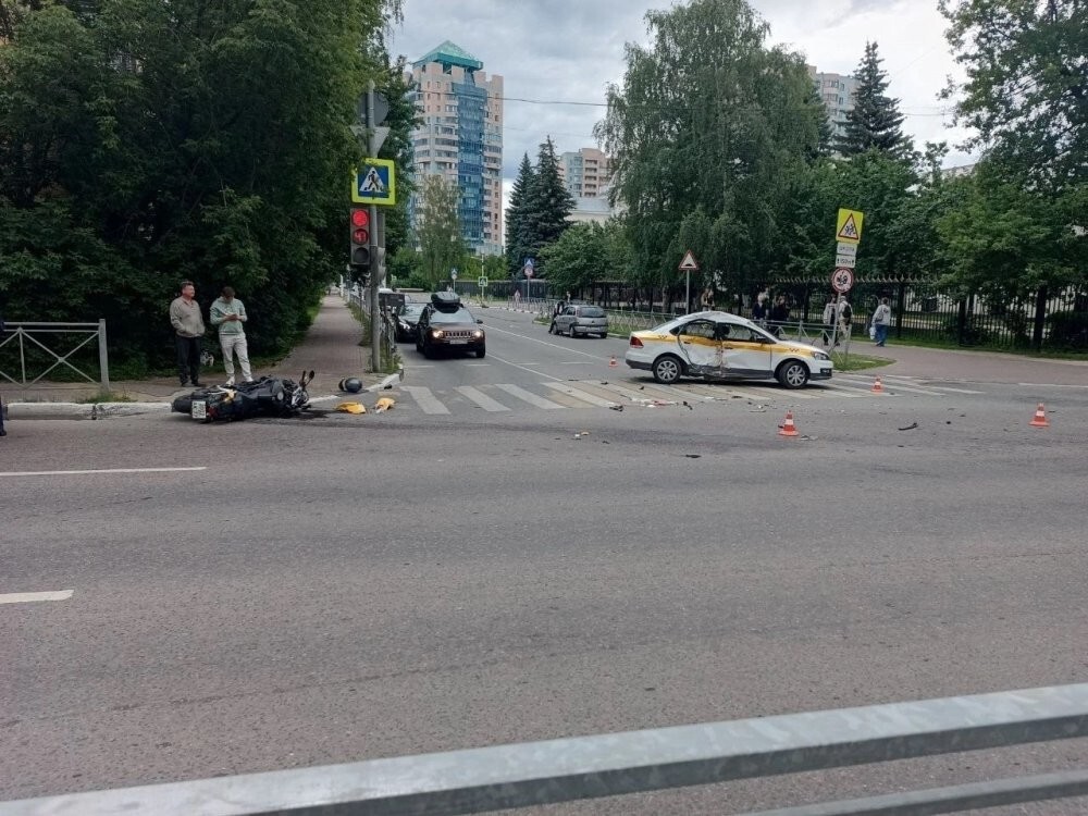 Автомобиль такси проехал на красный и поймал мотоциклиста