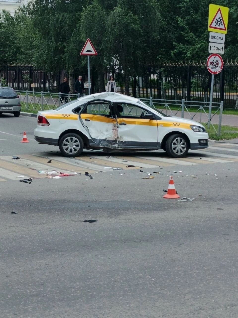 Автомобиль такси проехал на красный и поймал мотоциклиста