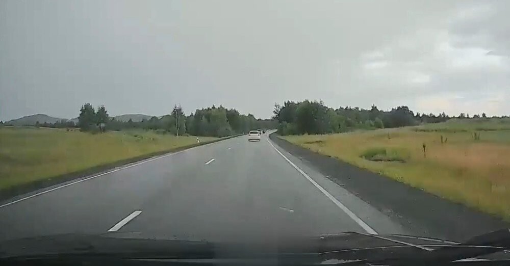Обгонять на мотоцикле в дождь было очень плохой идеей