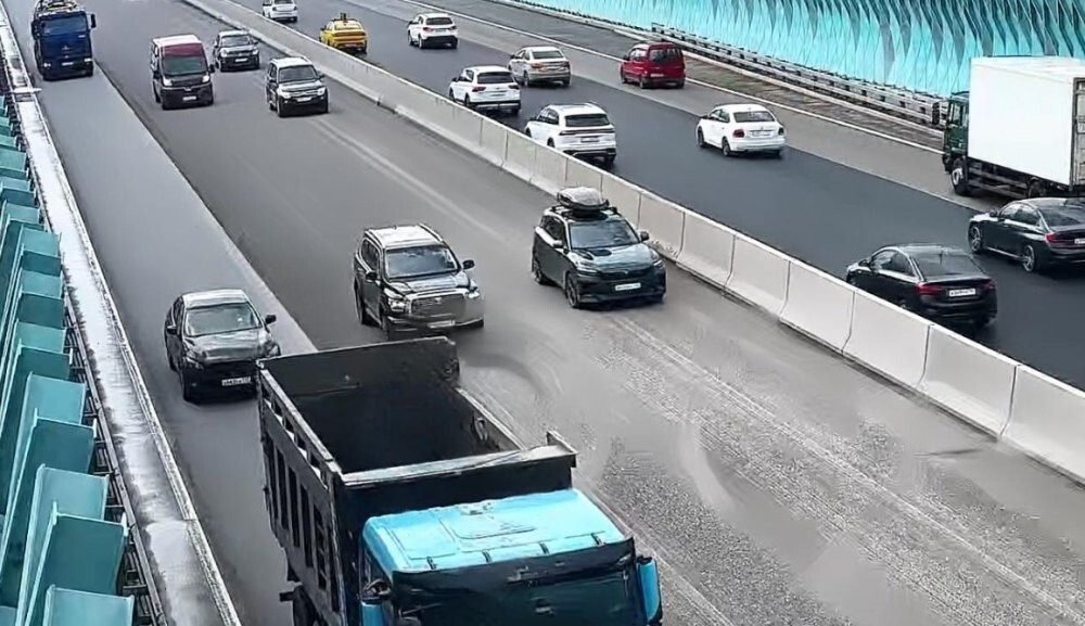 Раздавило между двумя грузовиками