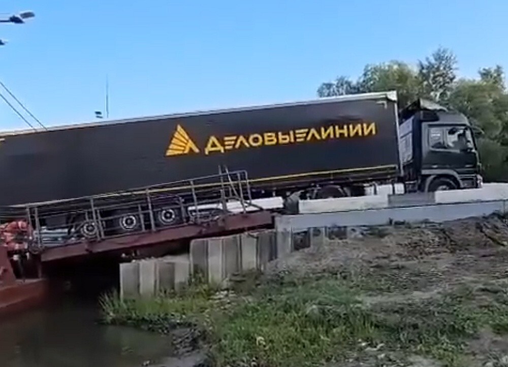 "Профессионал" в действии. Пробил бак и залил понтонный мост и реку соляркой
