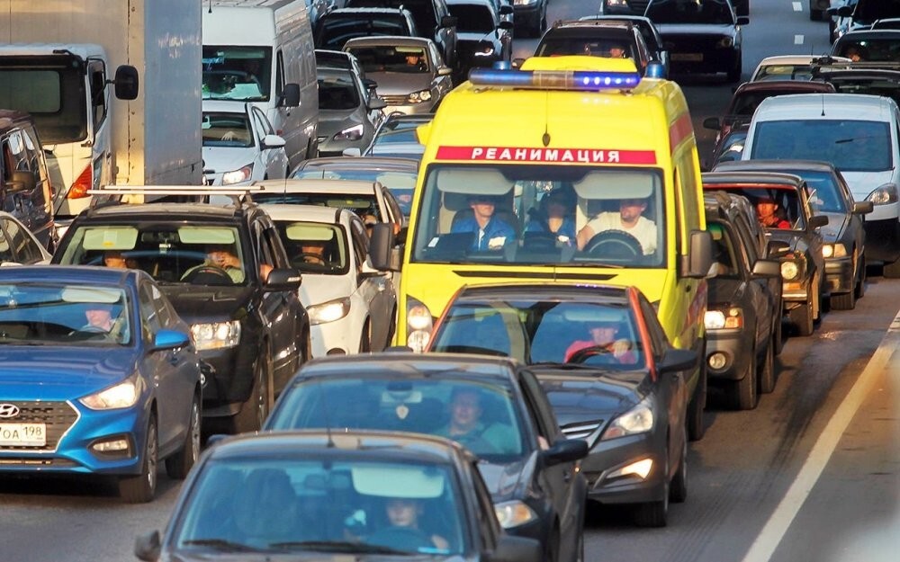 В ПДД прописали механизм пропуска автомобилей с мигалками