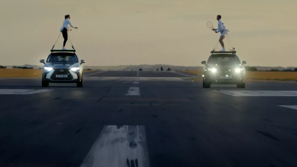 Теннис на крышах движущихся автомобилей Lexus