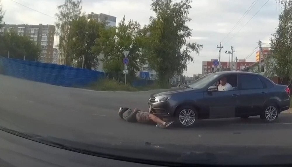 Подбили и добили мотоциклиста