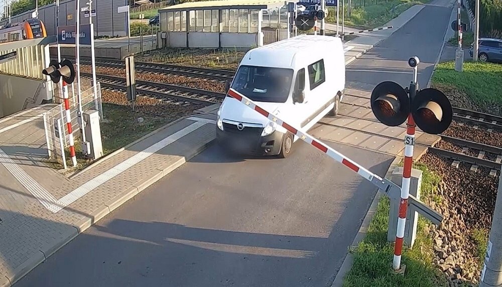 Очередной поляк, ЖД переезд и шлагбаум