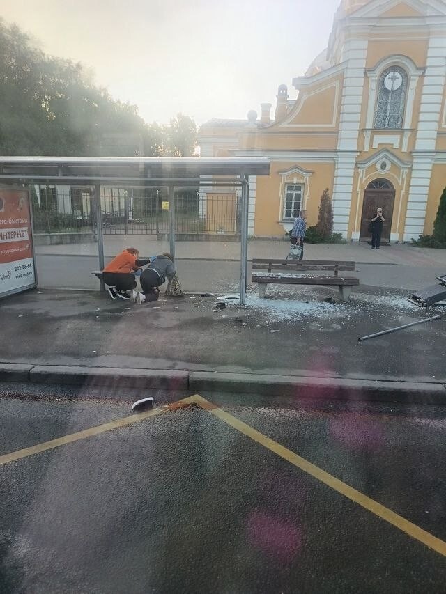 Водитель каршеринга сбил пешеходов на остановке и сбежал