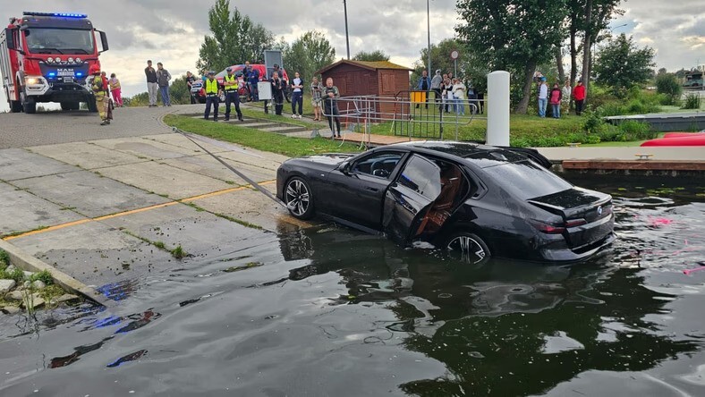 Водитель BMW решил поплавать