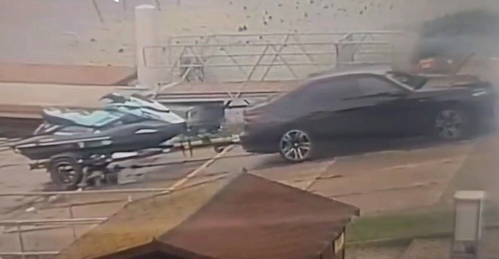 Водитель BMW решил поплавать
