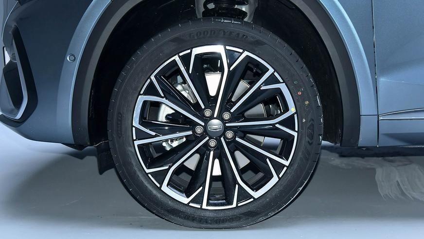 В Китае начались продажи обновлённых Geely Monjaro и Preface