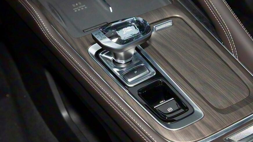 В Китае начались продажи обновлённых Geely Monjaro и Preface