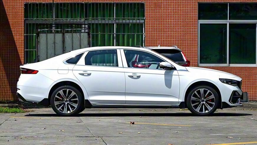 В Китае начались продажи обновлённых Geely Monjaro и Preface