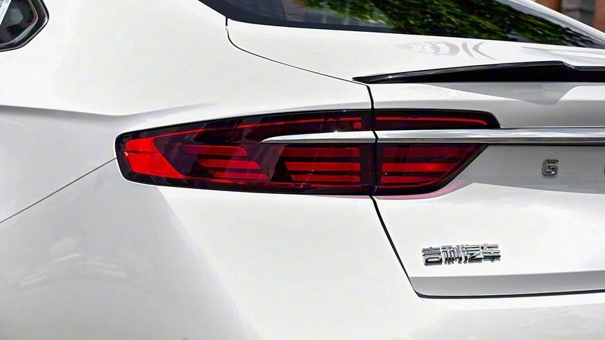 В Китае начались продажи обновлённых Geely Monjaro и Preface