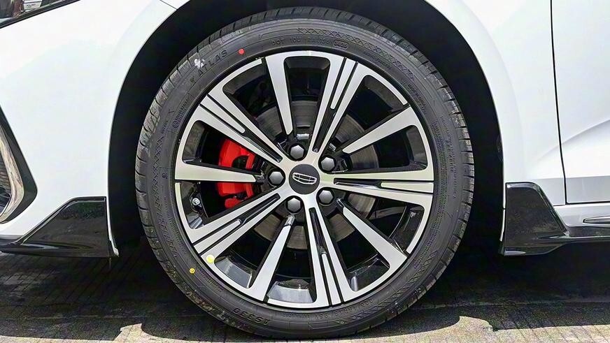 В Китае начались продажи обновлённых Geely Monjaro и Preface
