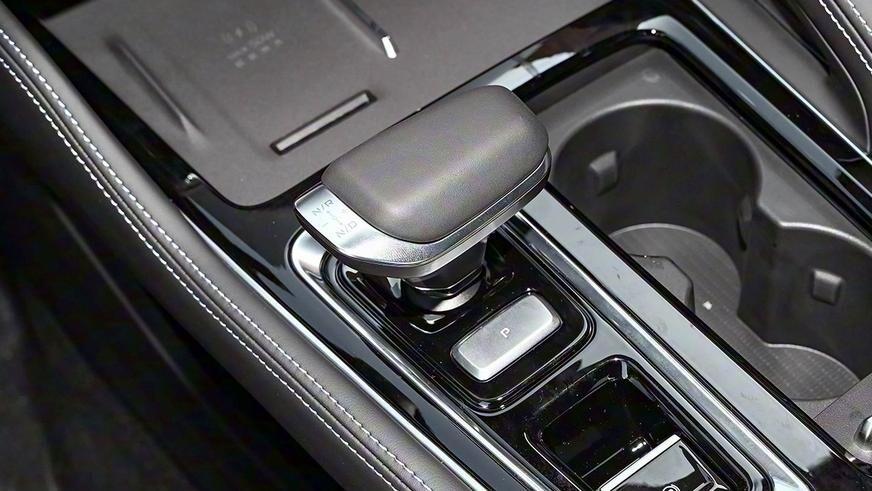 В Китае начались продажи обновлённых Geely Monjaro и Preface