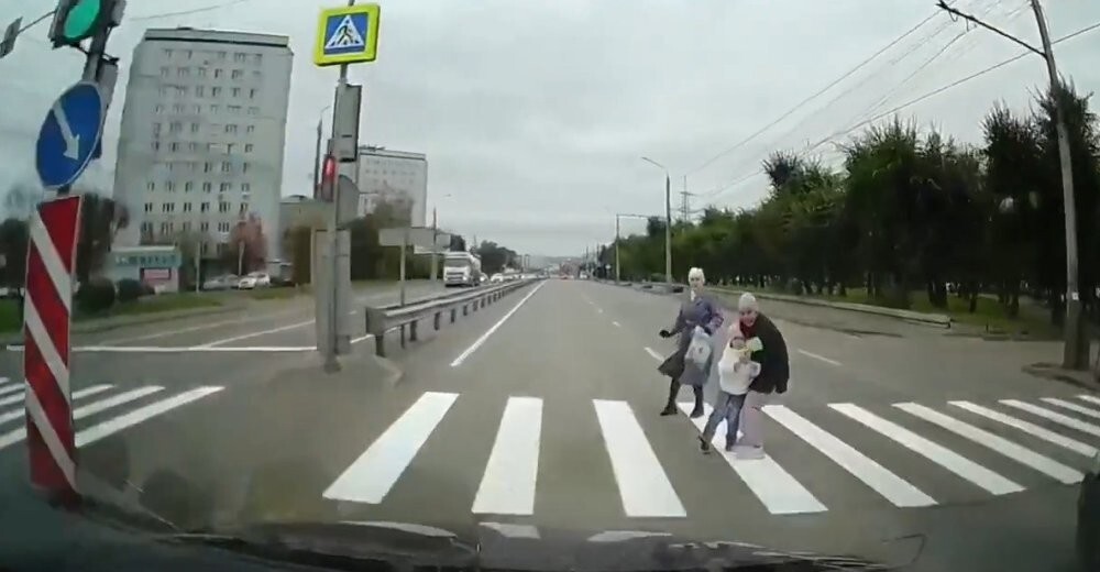 Попытка перейти дорогу на красный
