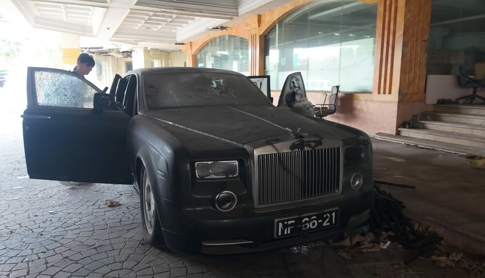 В закрытом отеле с казино нашли десятки брошенных машин: среди них Rolls-Royce и Porsche
