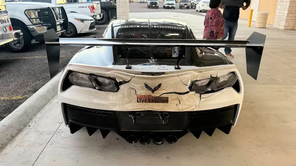 Chevrolet Corvette расплавился от долгой езды на высокой скорости Chevrolet Corvette расплавился от долгой езды на высокой скорости