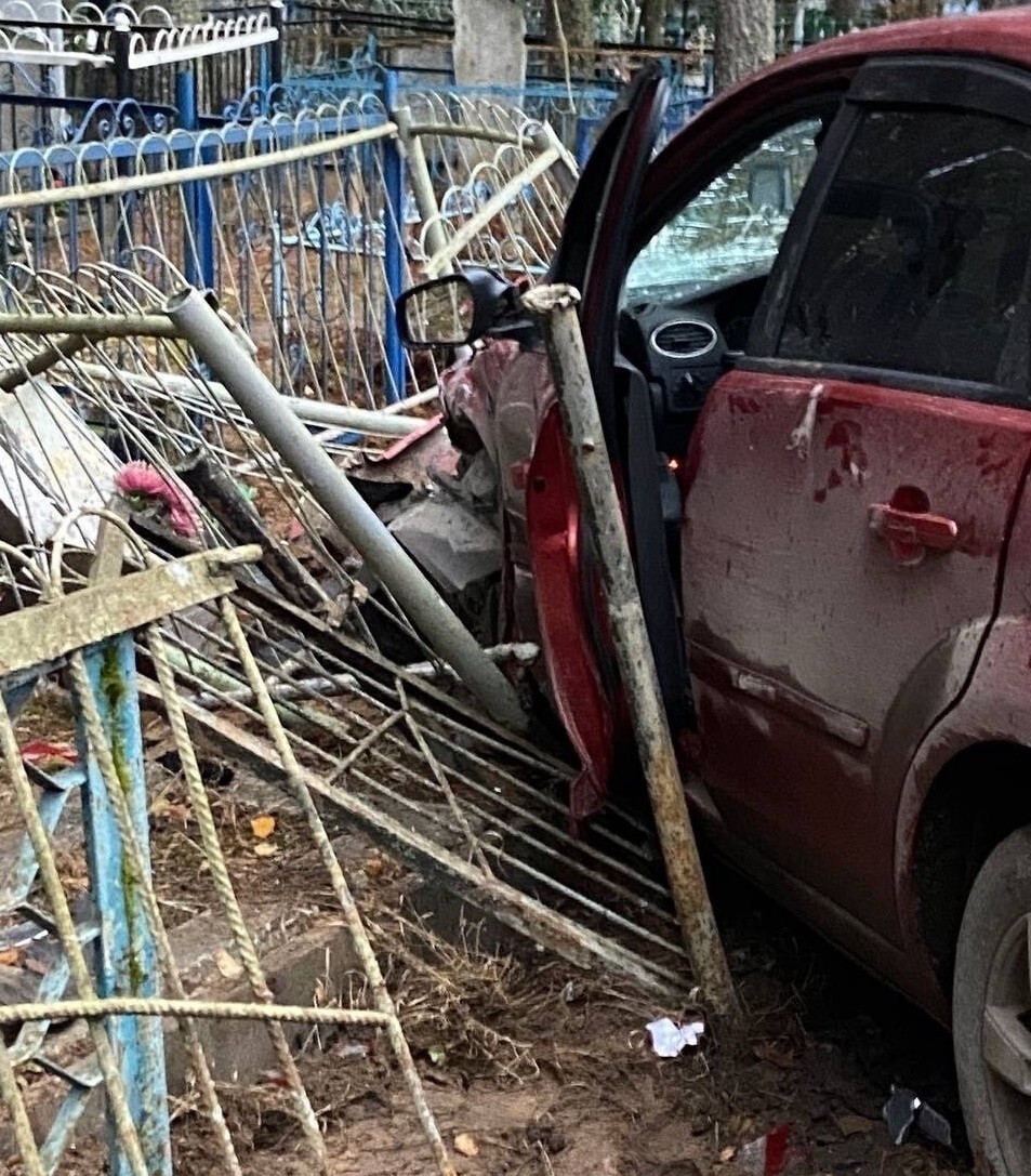 Пьяный угонщик пытался скрыться от полиции и попал на кладбище Пьяный угонщик пытался скрыться от полиции и попал на кладбище