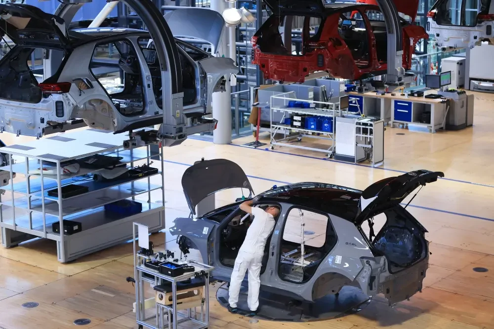 Не одно так другое - европейским автозаводам грозит остановка производства из-за дефицита чипов