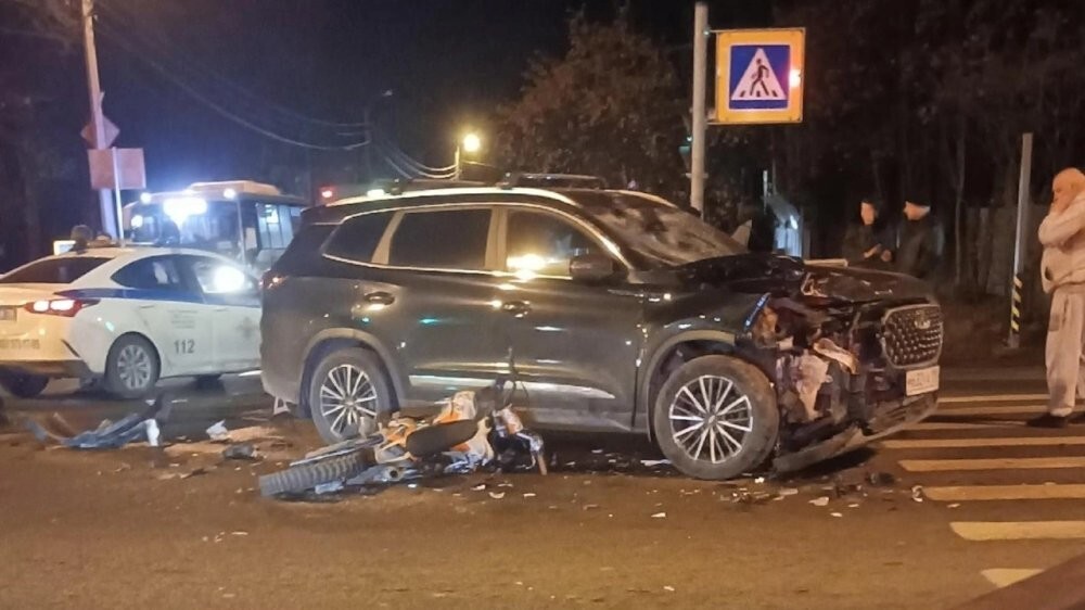 Жёсткое столкновение питбайка с кроссовером