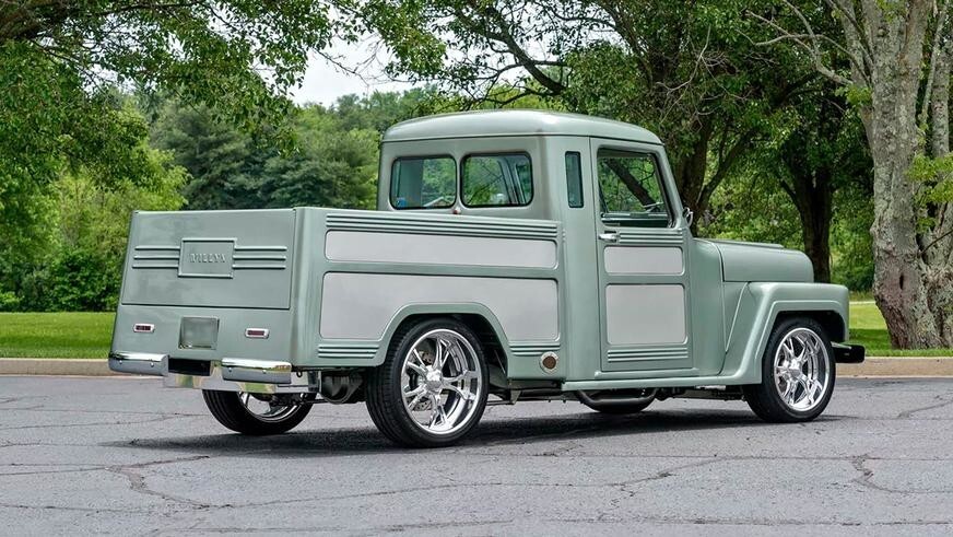 Несколько автомобилей разбили прямо на аукционе Mecum