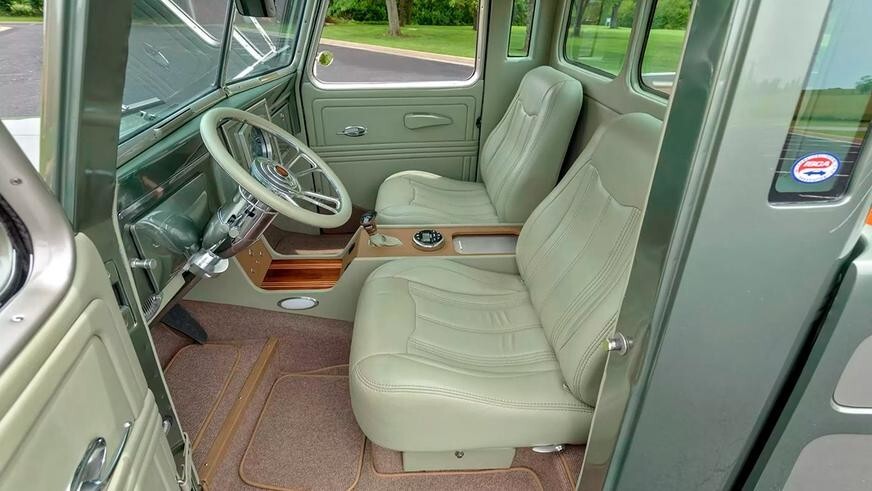 Несколько автомобилей разбили прямо на аукционе Mecum