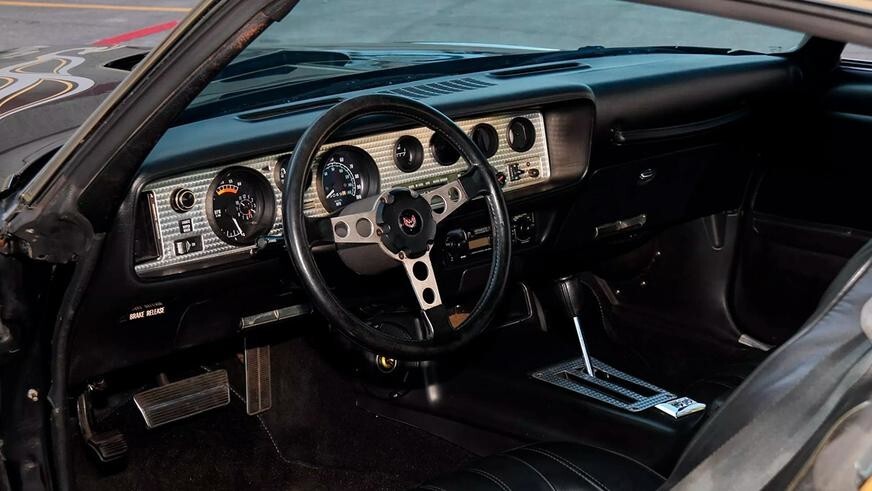 Несколько автомобилей разбили прямо на аукционе Mecum