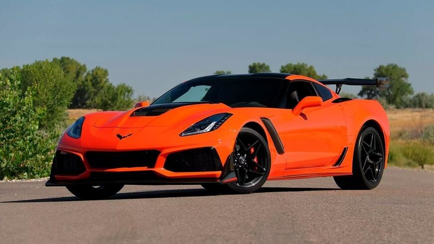 Несколько автомобилей разбили прямо на аукционе Mecum