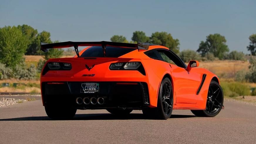 Несколько автомобилей разбили прямо на аукционе Mecum