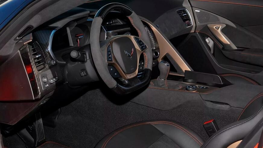 Несколько автомобилей разбили прямо на аукционе Mecum