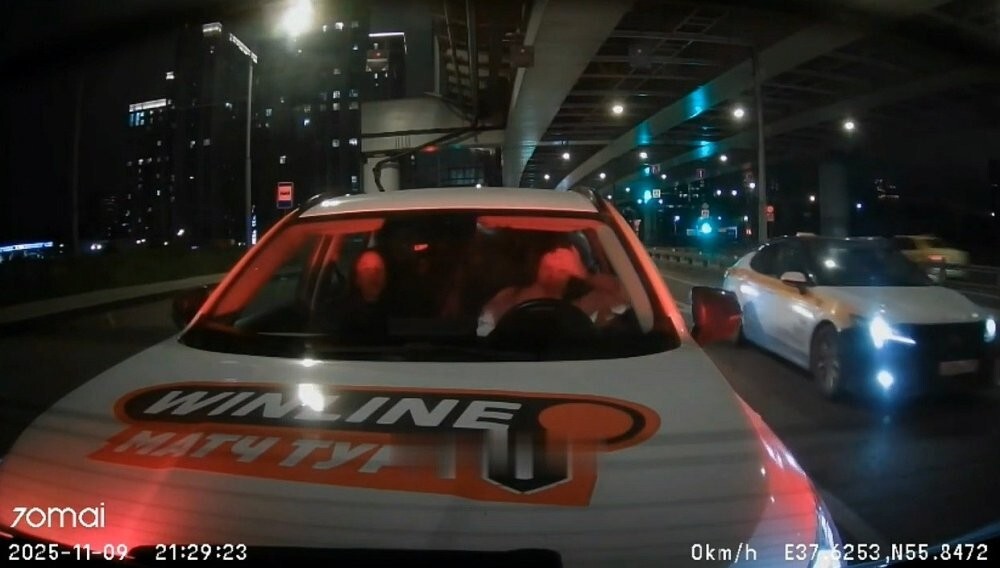 На что она там так отвлеклась?