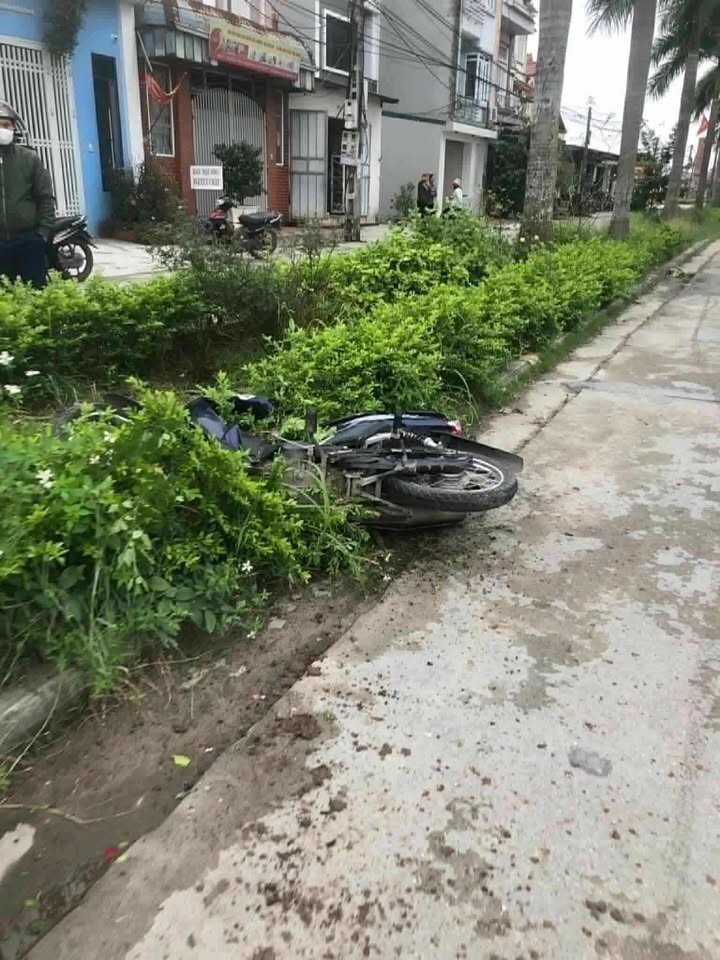 Зумер решил помахать руками перед проезжающими мопедистами