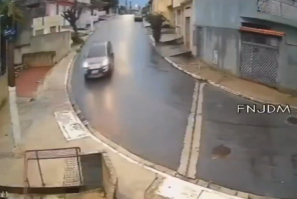 Полёт на машине с лестницы