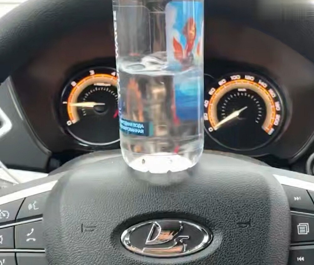 АвтоВАЗ держит уровень: водители массово жалуются на очередной дефект руля в новых Lada Vesta